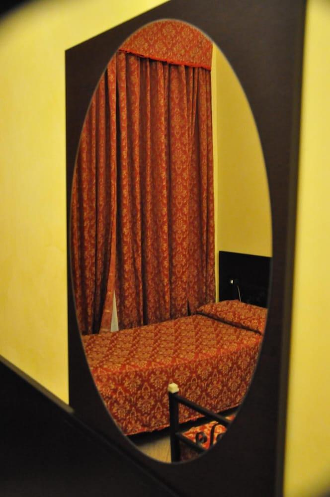 Hostal Funny Palace Roma